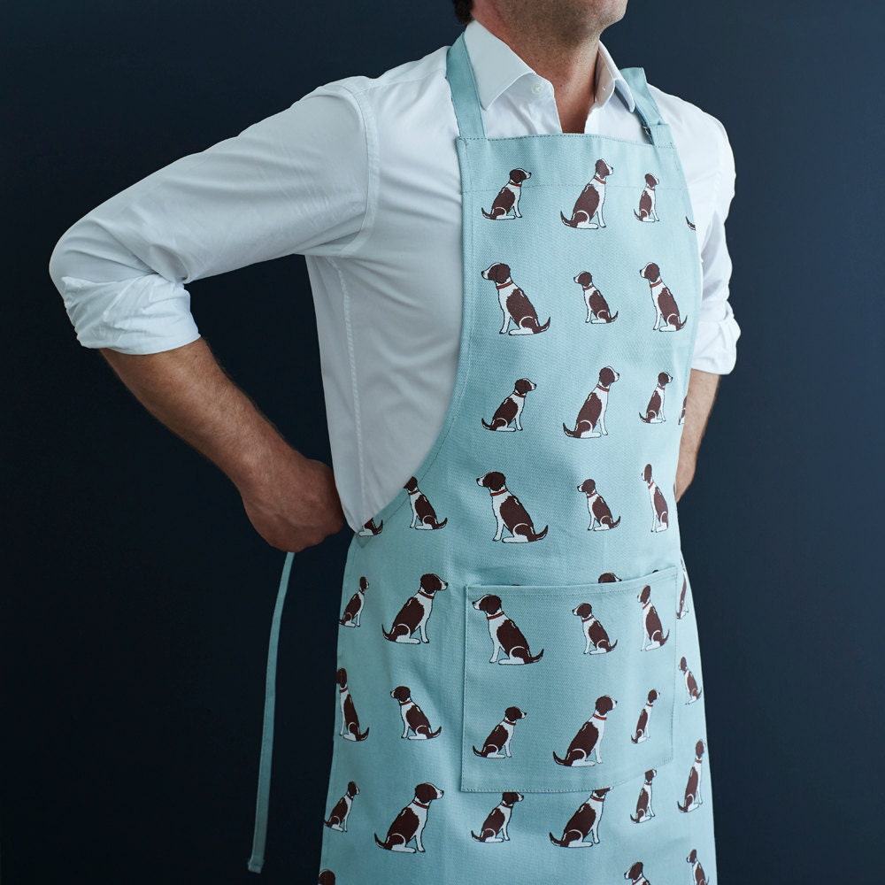 Liver & White Springer Spaniel organic cotton apron — screen-printed repeat pattern, front pocket & adjustable strap, gift for Spaniel lovers