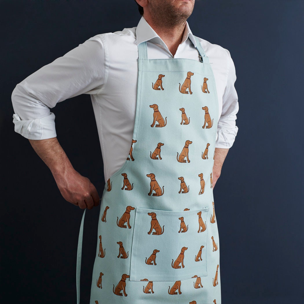 Vizsla organic cotton apron — screen-printed repeat pattern, front pocket & adjustable strap, gift for Vizsla lovers