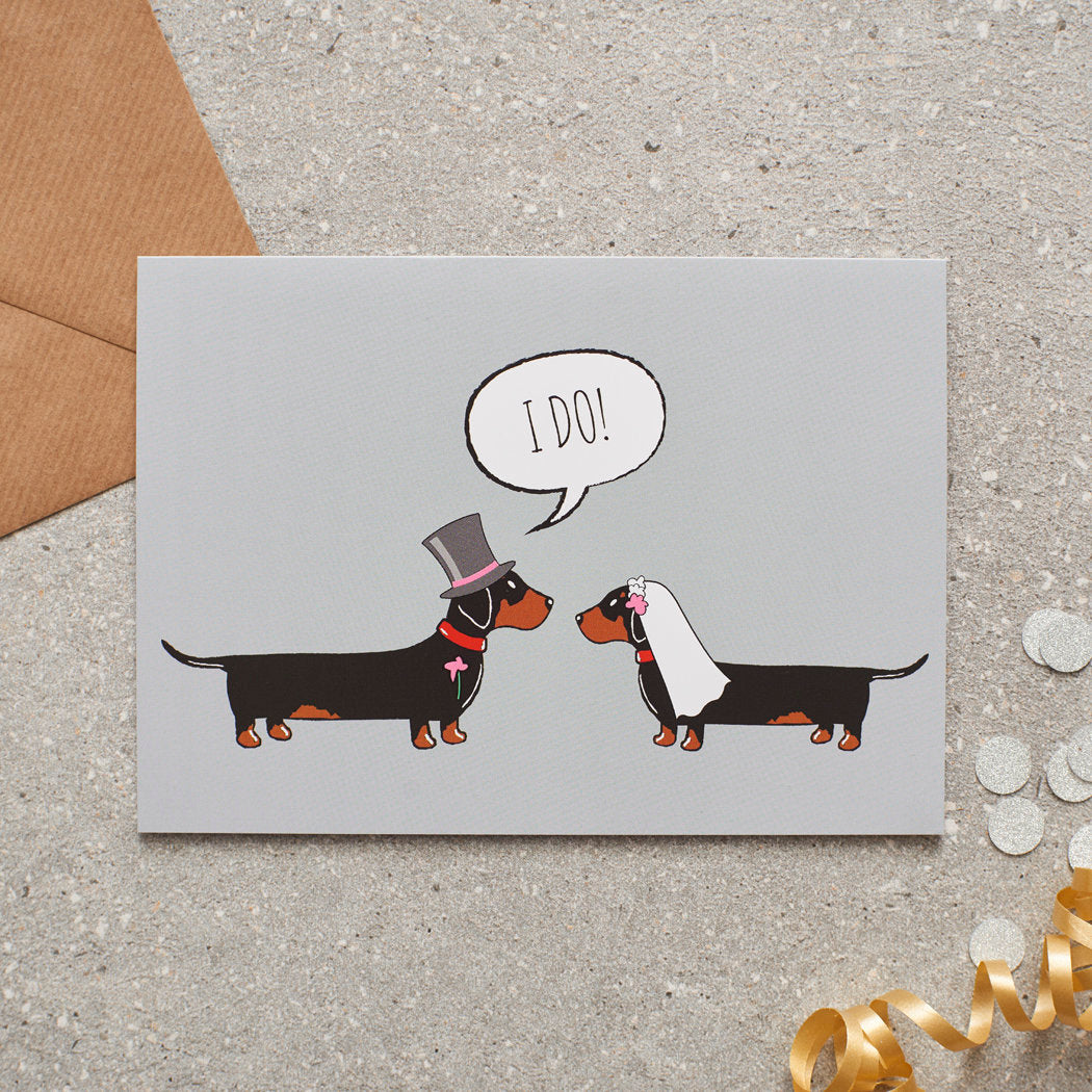 Dachshund wedding card featuring a charming bride and groom with an ‘I DO!’ message, perfect for celebrating a dog-loving couple’s special day